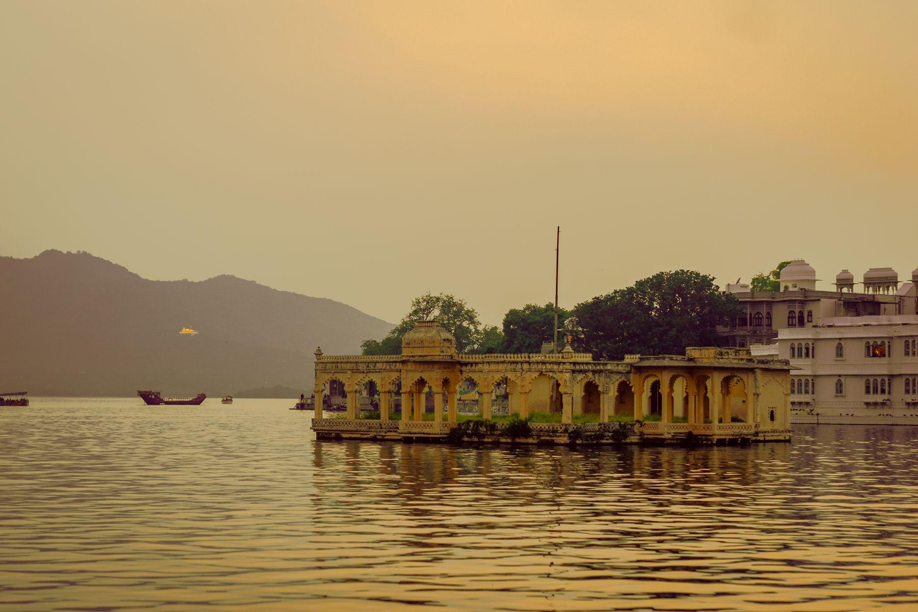Golden evening light over Lake Pichola in Udaipur